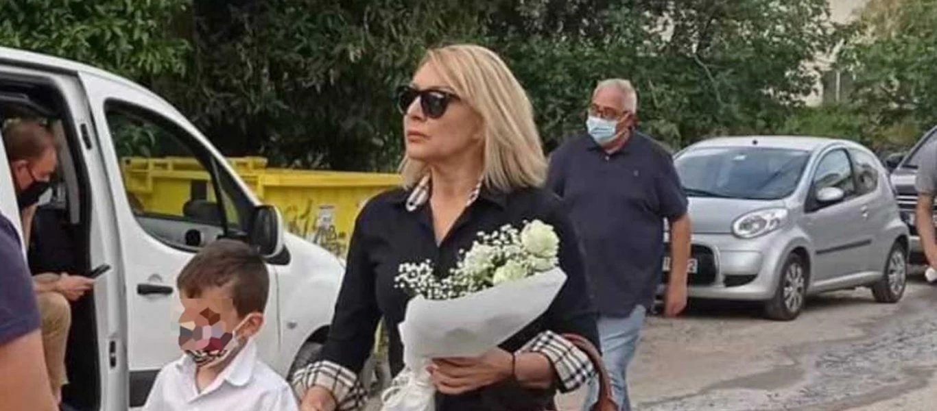 Γλυκά Νερά: Απούσα η πολιτεία από τον τόπο μαρτυρίου της νεαρής μάνας - Λουλούδια από τους «Έλληνες» του Η.Κασιδιάρη